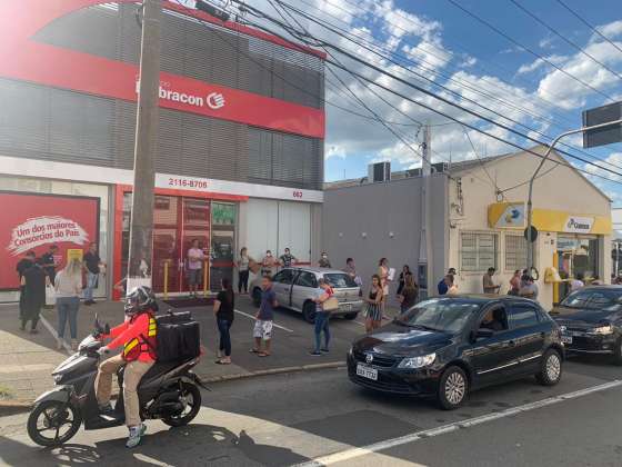 Americana. Fila no correio dura ‘mais de hora’