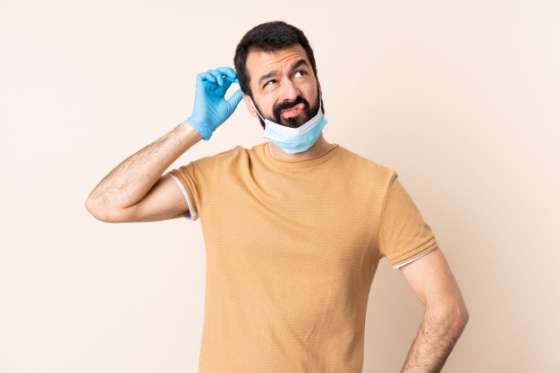 Barba dificulta vedação de máscaras, diz infectologista