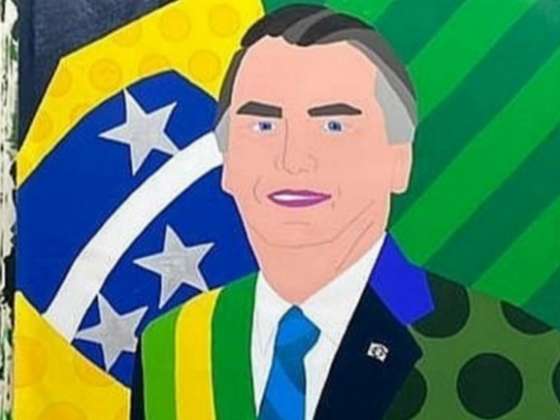 Bolsonaro ganha quadro ‘de batom’