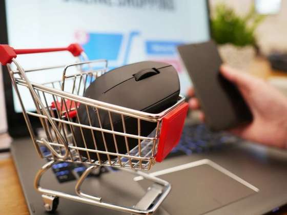 Brasileiros pretendem comprar menos por impulso