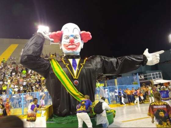 Carnaval tem carro com Presidente Palhaço