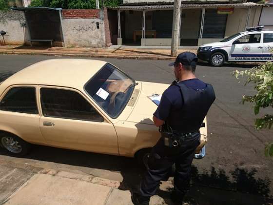 Carro abandonado na rua agora leva multa em Americana