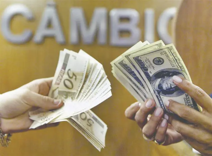 Dolar sobe e volta a ficar perto de R$ 5