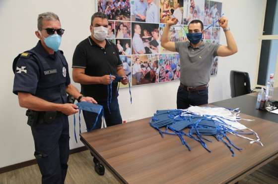 Clube da Melhor Idade produz máscaras para servidores