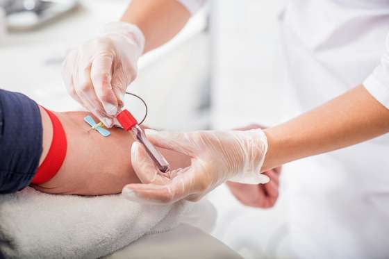 Com queda de bolsas, HM agenda doações de sangue