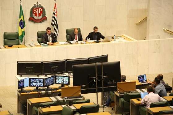 Deputados aprovam recursos de fundos para luta ao coronavírus