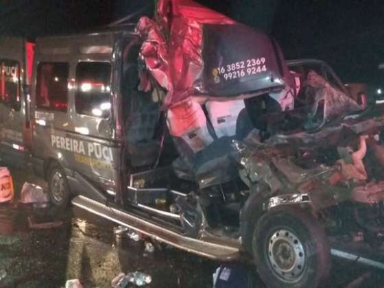 Dois morrem em batida van x caminhão