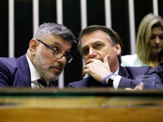 Doria mostra exame e Frota ‘intima’ Bolsonaro