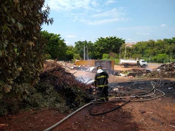 Ecoponto em Santa Bárbara pega fogo