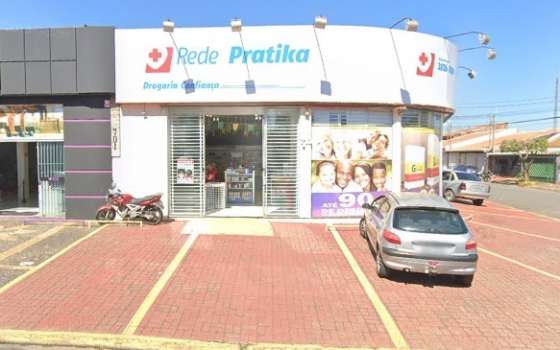 Farmácia recebe doações de alimentos e leite