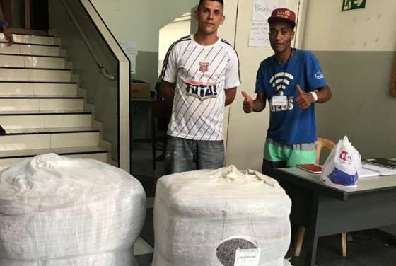 Fundo Social doa cobertores a abrigo de moradores de rua
