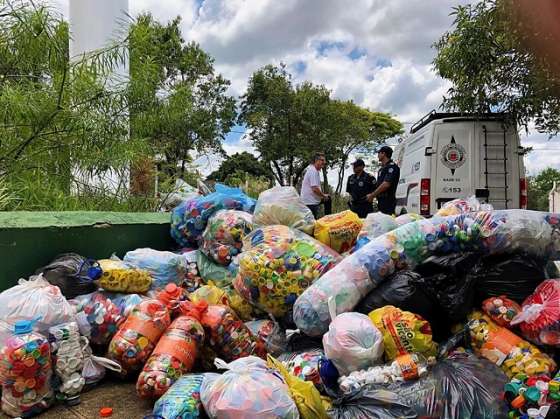 Gama entrega 1t de tampinhas e lacres para instituição