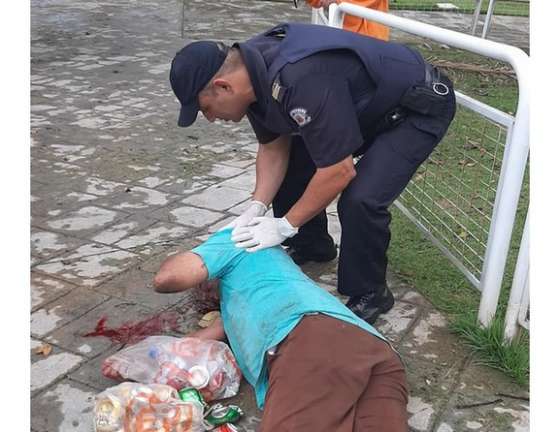 Gama salva morador de rua perto da prefeitura