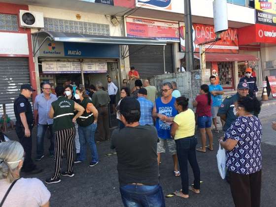 Guarda ‘enquadra’ galera aglomerada na lotérica e banco