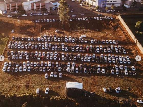 Igreja faz culto drive thru no dia das Mães