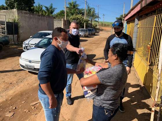 Instituto JR Dias doa cestas básicas no Dia das Mães