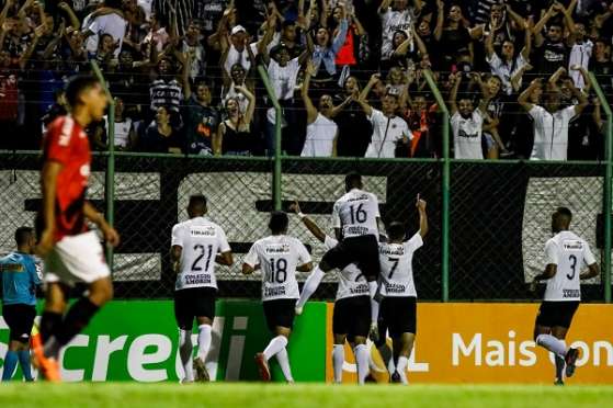 Internacional e Corinthians avançam na Copa São Paulo