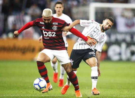 Futebol com torcida no RJ gera críticas