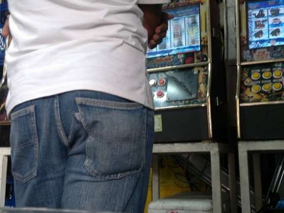 No bar, maquininha e cliente com polícia de olho