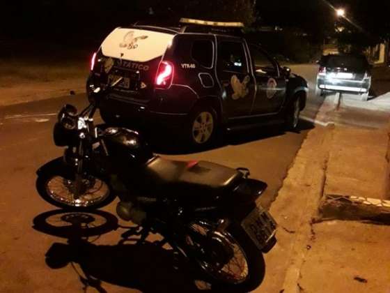 Moto roubada ‘largada’ no meio da rua