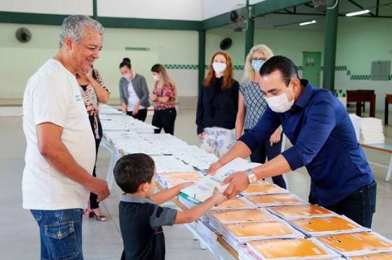 Nova Odessa entrega apostilas para alunos estudarem em casa