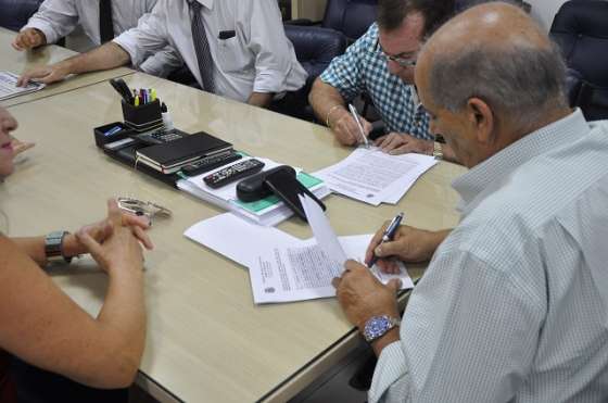 Omar assina contrato para novo espaço da Polícia Civil