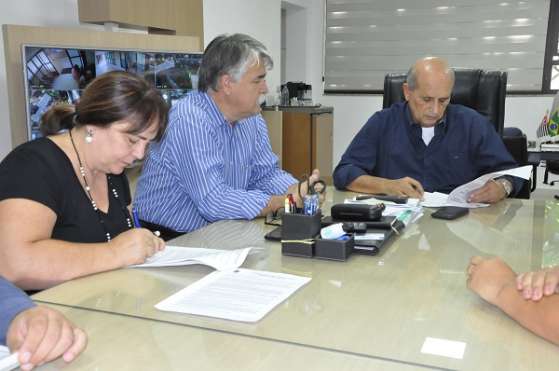 Omar assina repasse de R$ 294 mil para projeto social