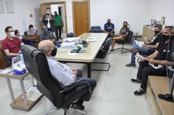 Omar recebe donos de academias e profissionais da área