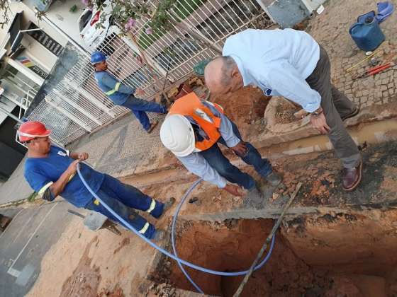 Omar visita obra da troca de rede da Campos Salles