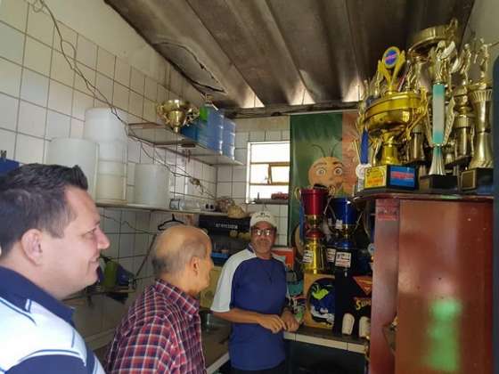 Omar visita praça de esporte com T Martins