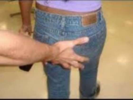 Passou a mão na bunda da mulher e foi em cana