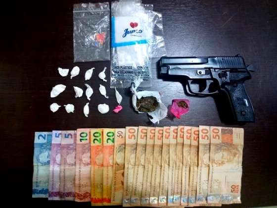 PM apreende drogas e réplica de arma em Americana
