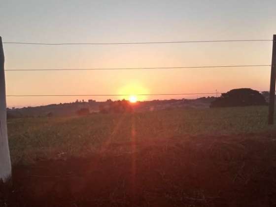 Pôr do sol muda de cor, mas segue belo