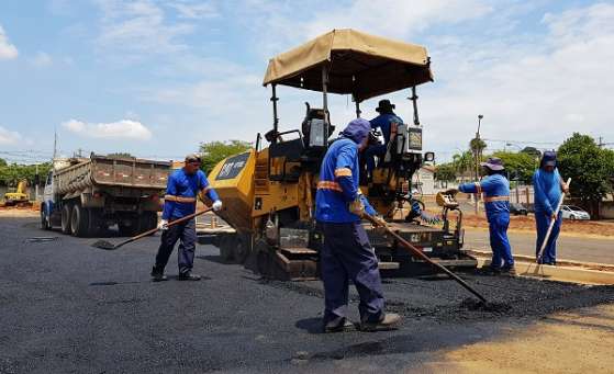 Primeira camada de asfalto é aplicada em nova Av. de S.Bárbara