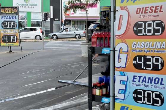 Procon realiza ação para orientar postos de combustíveis
