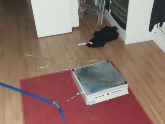 Quebrou o vidro pra roubar roupas da loja