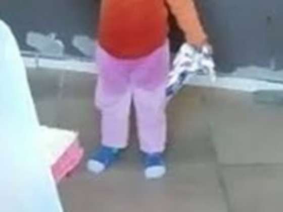 Trancou o menininho em casa e saiu pra beber