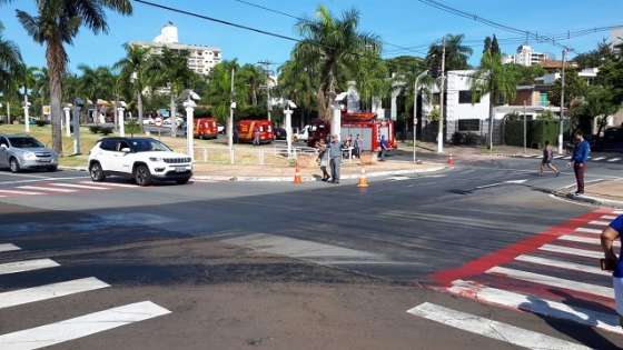 Veículo derrama óleo em cruzamento da Avenida Brasil
