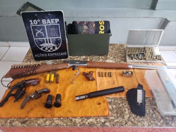 Vendia armas e foi dedurado. Terminou em cana