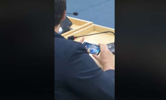 Vereador flagrado jogando no celular durante sessão