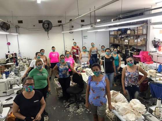 Voluntários confeccionam máscaras para distribuição gratuita
