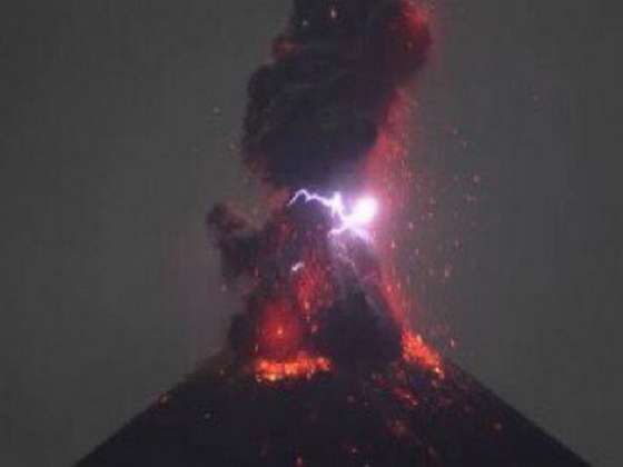 Vulcão Krakatoa entra em erupção