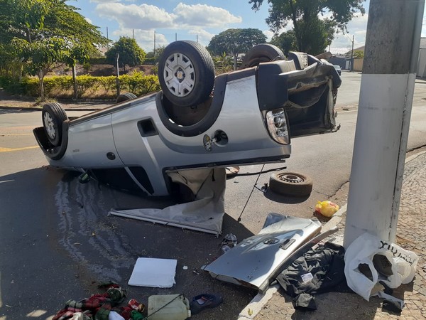 Roubou carro, fugiu e capotou no meio da tarde