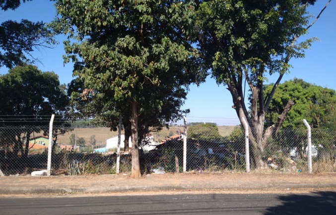 Vizinha reclama do Ecoponto da Praia Azul