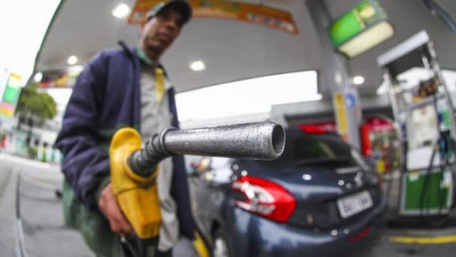 Preço da gasolina sobe 12% para distribuidoras