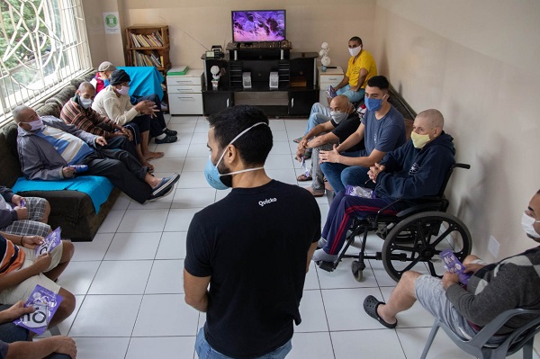 Startups se unem para transformar guarda-chuvas em máscaras