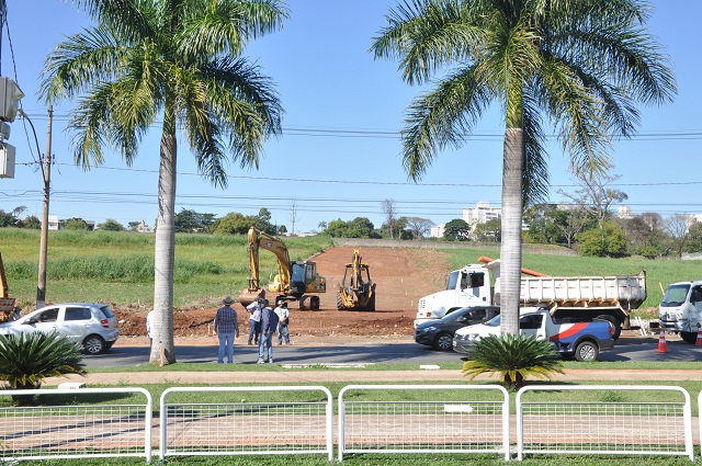 Prefeitura inicia abertura de nova rua na Avenida Brasil