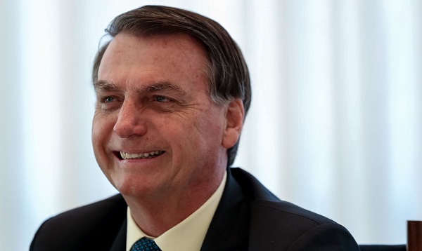 Bolsonaro sanciona lei de auxílio financeiro de artistas