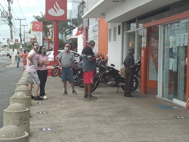 Falta de preferência em filas de bancos é alvo de vereador