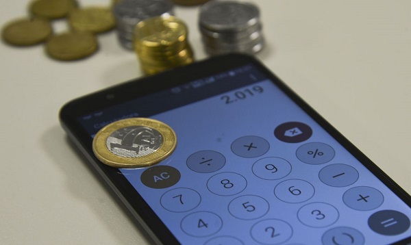 Taxas de operações de crédito caem em maio